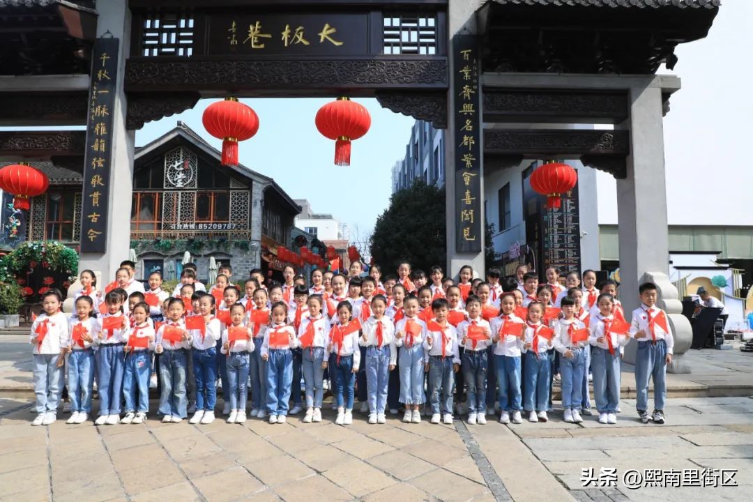 小学迎国庆快闪歌唱祖国,快闪庆祝祖国生日小学生