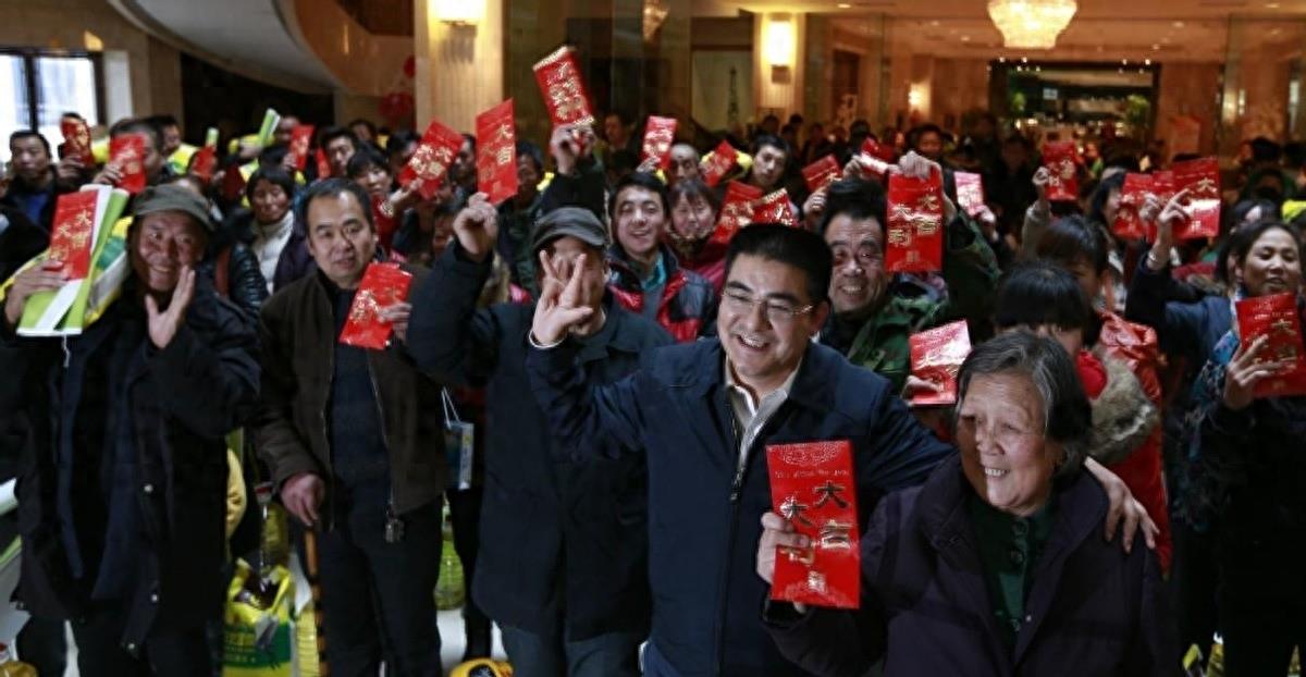 他把现金堆成山，高调捐款20亿后“消失”，如今出现在家种地？