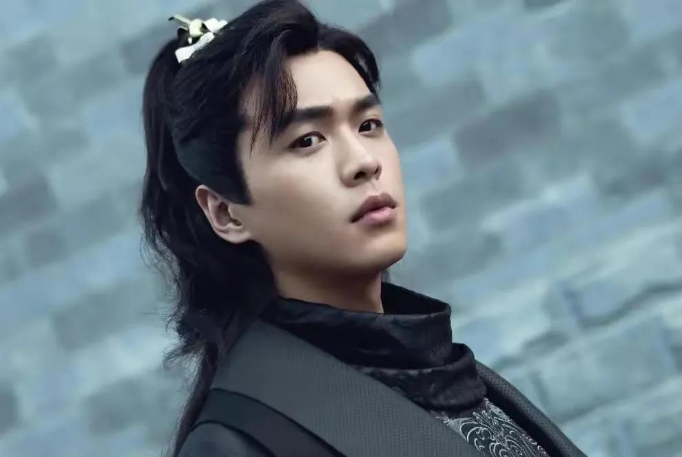 瘦成纸片的明星图片,瘦成纸片人的男明星