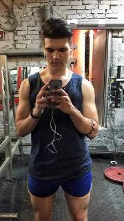 俄罗斯逃课女孩走红,俄罗斯女生被偷拍爆红网络