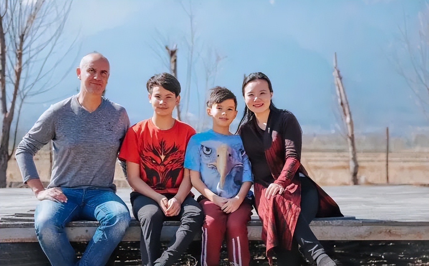 47岁龚琳娜再度爆红!13年前封神,和德国老公结婚19年始终热恋,当众亲吻5分钟也太甜了