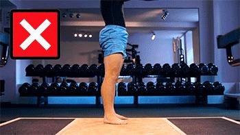 健身教练辅助女学员深蹲,辅助深蹲150kg女学员