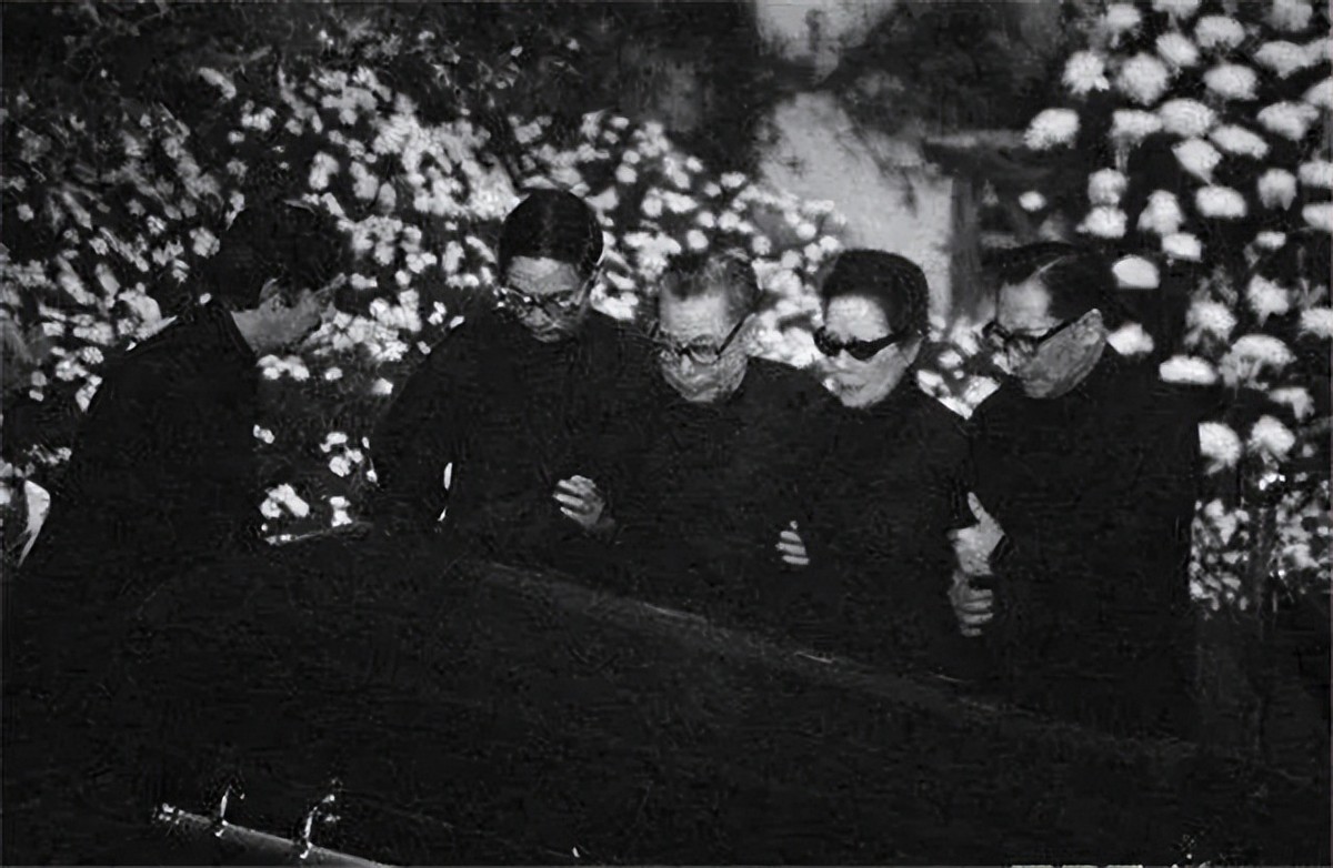 蒋介石的陵墓有多惨？子孙哭着要给他迁葬