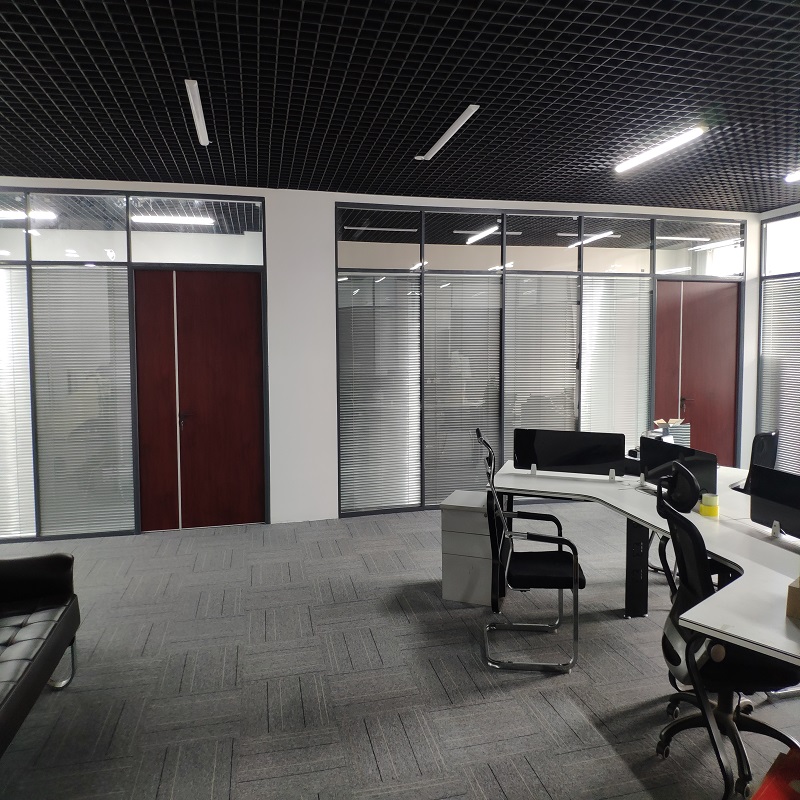 隔扇隔断墙效果图,双玻百叶办公室隔断墙设计方案