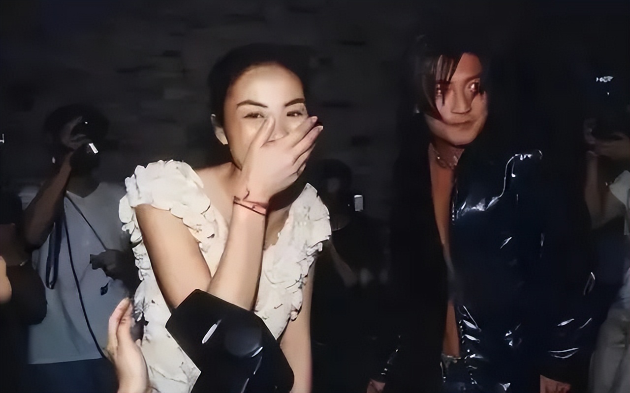 谢霆锋和王菲机场牵手完整版,王菲谢霆锋牵手张柏芝什么感受