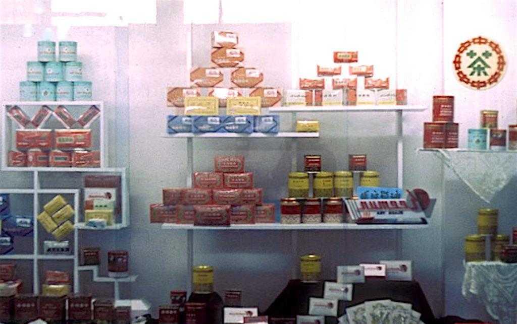 80多年前，18张日寇占领下的河南新乡老照片：骑在桥头拍照的鬼子