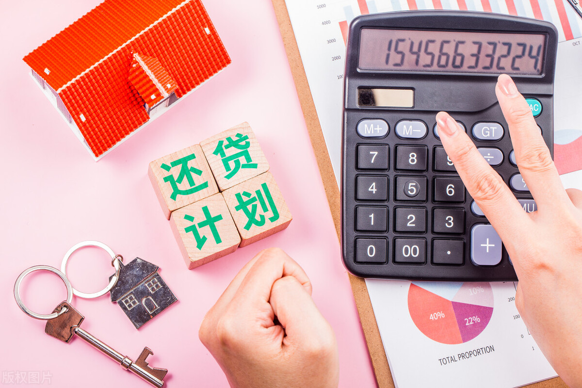 ChatGPT请回答：利率下降，手上有闲钱要不要提前还房贷？