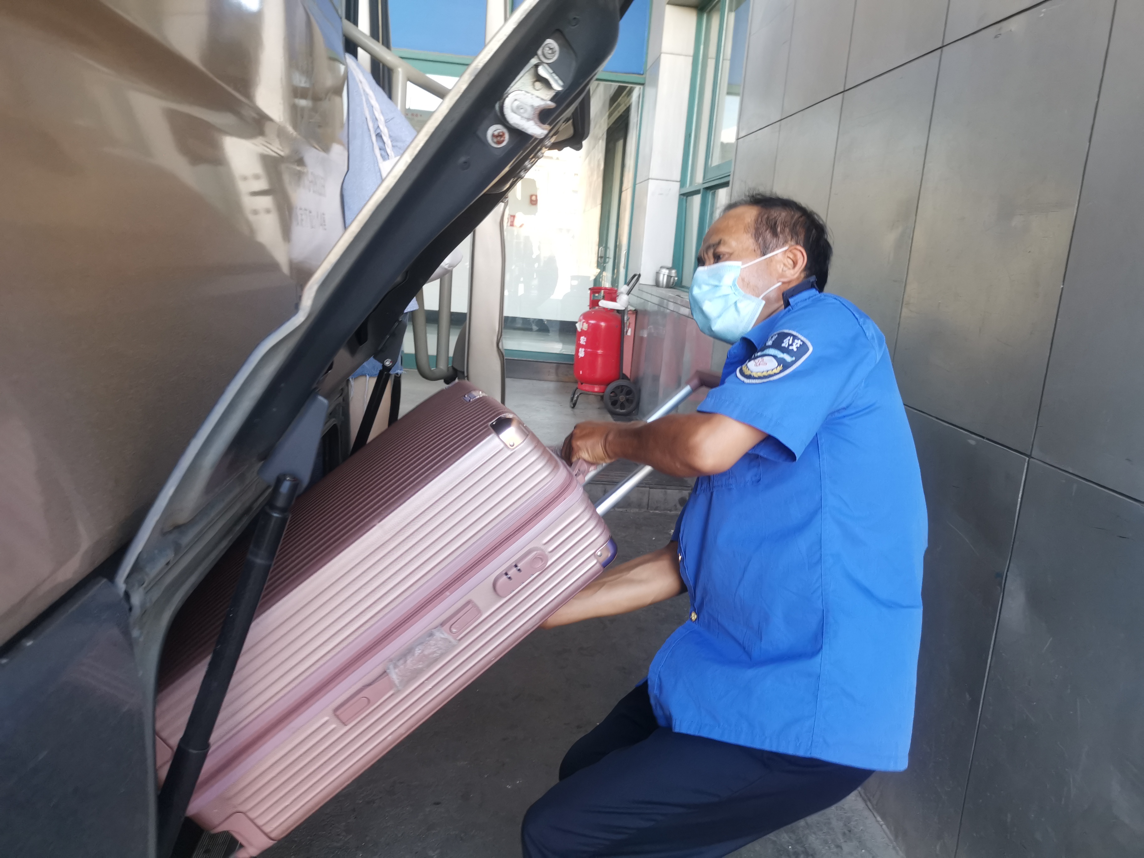 温馨提示高温天气注意防暑降温,高温天气大家注意防暑降温工作