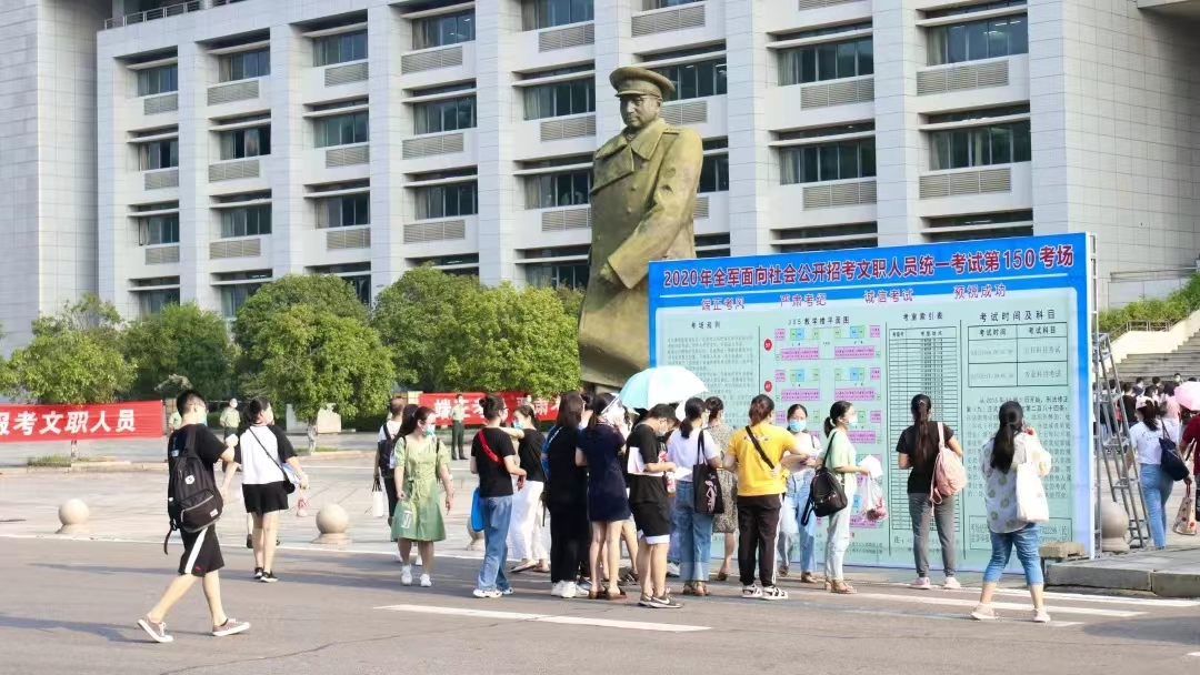 *队军**文职人员工资竟比军官还高，看完这些原因后，不得不说冷知识