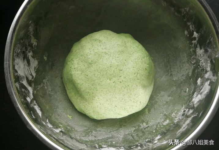 做熟的青团怎么操作呢,青团蒸出来发黑不绿怎么回事