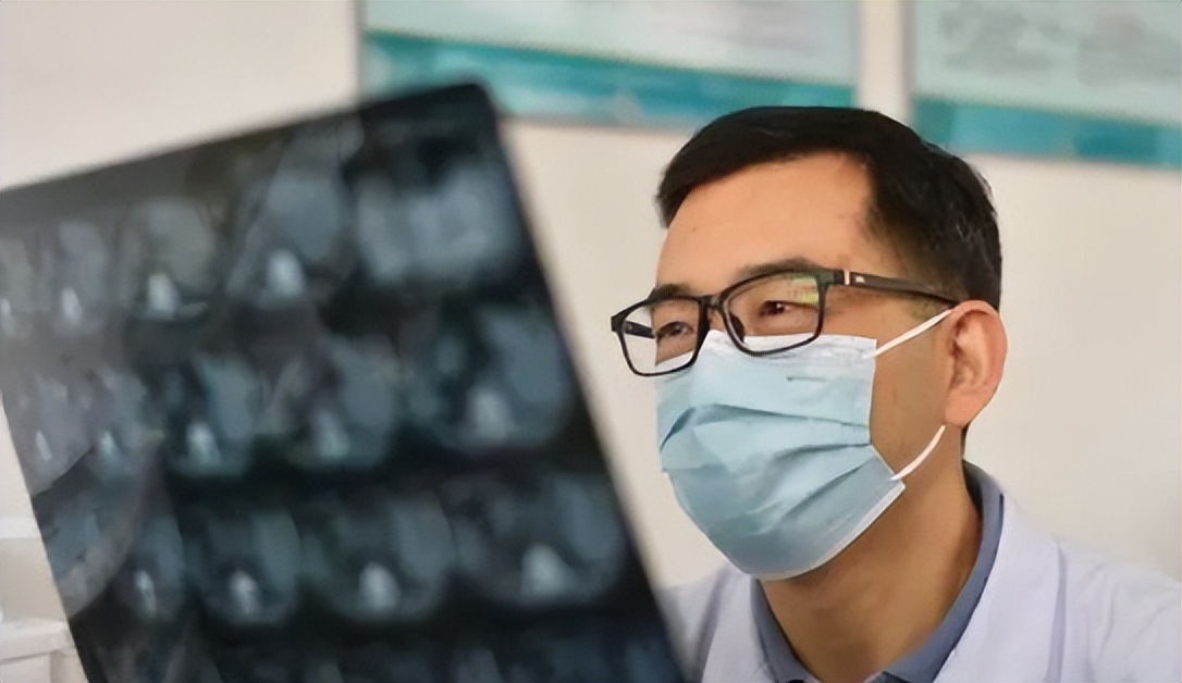 龚清孝：吃草上瘾得以赚钱娶媳妇，34年吃了40吨草：我就喜欢吃草