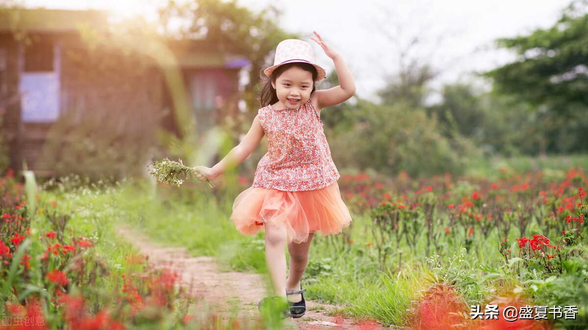 小朋友抢自己孩子的玩具怎么处理,2岁宝宝去玩别的小朋友玩具