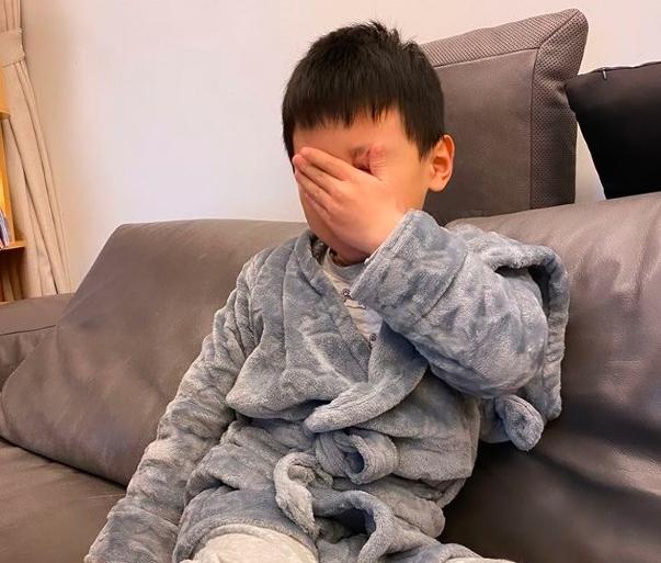 女子自曝孩子发烧,孩子确诊阳性发烧39.7