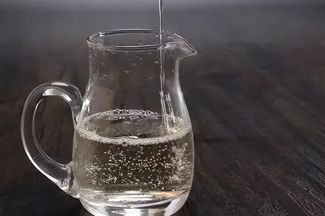 喝红酒醒酒好还是不醒酒好,红酒需要醒酒白酒需要醒酒吗