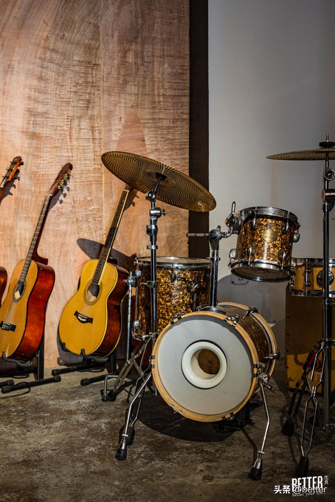 这家鼓手开的咸鱼咖啡，用音乐和咖啡「摆烂」