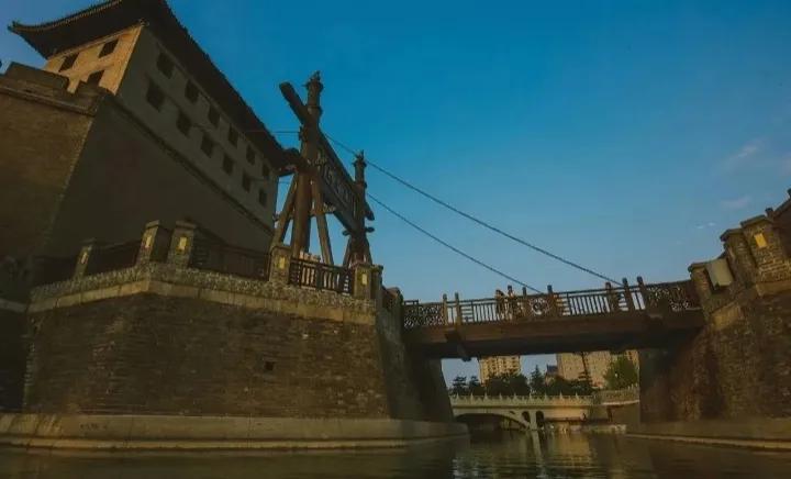 大门向内和向外开有什么讲究的吗,庭院大门开在朝南偏西好吗