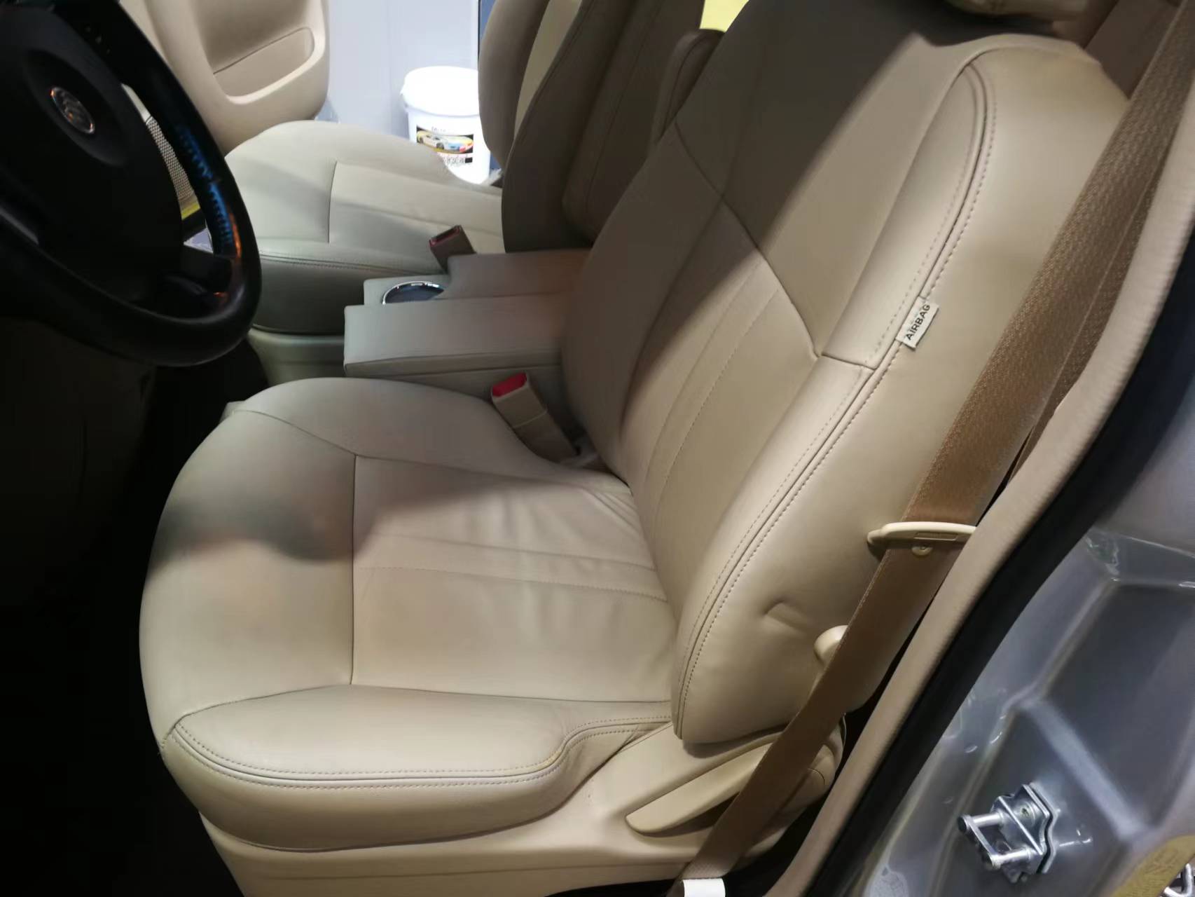 如何清洁汽车内饰灰尘,清洁汽车内饰最好方法