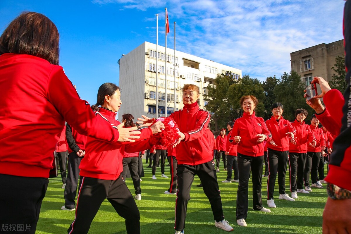 在农村捡到石头哪些是宝,农村人在田里捡到奇石