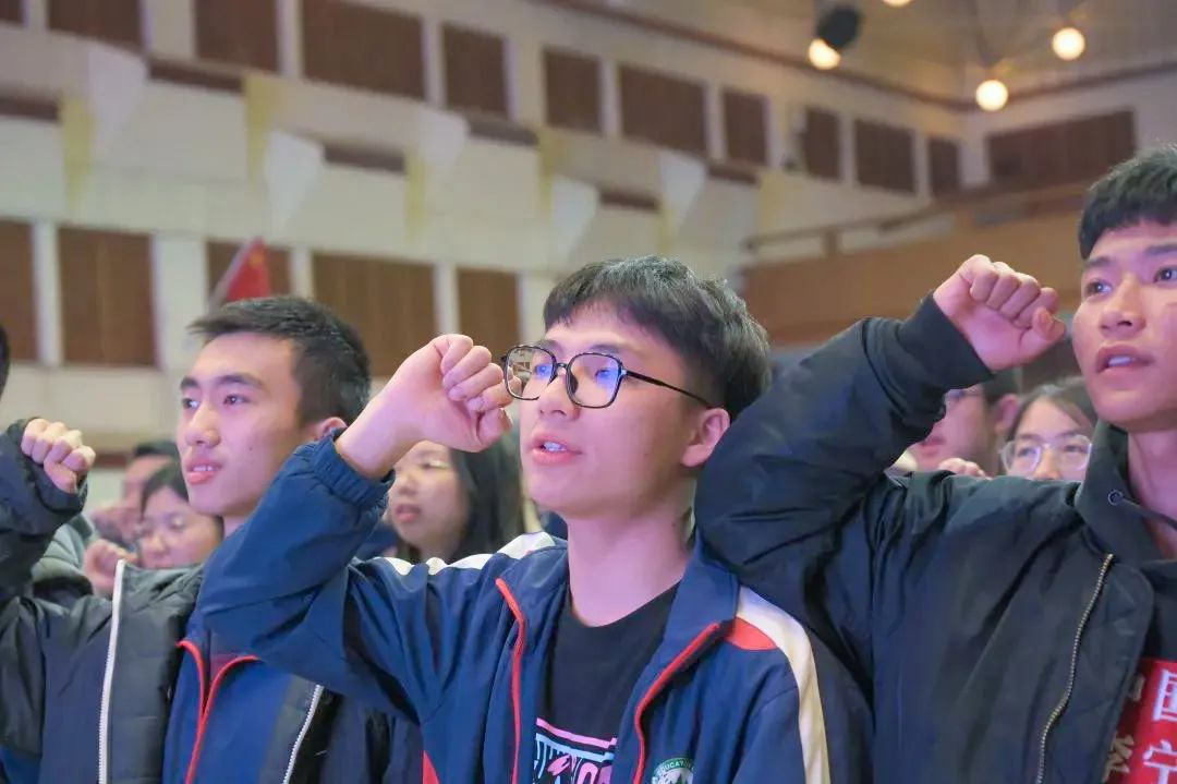 开学季校园展示打卡,开学啦冰墩墩小学生积极向上图片