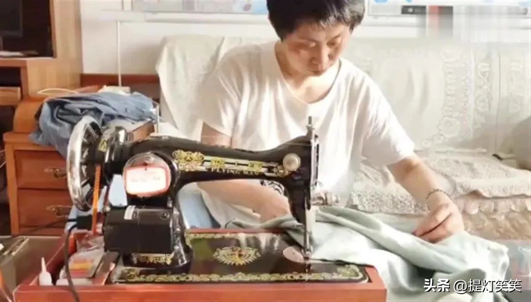 江歌母亲收到多少赔偿,江歌母亲下跪道歉