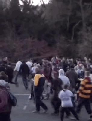 英国最疯的球赛，王室都被揍出鼻血