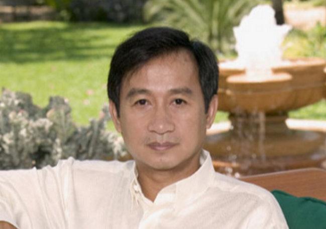 他靠卖红牛坐拥千亿庄园，曾靠*血卖**度日，年过花甲仍孤家寡人