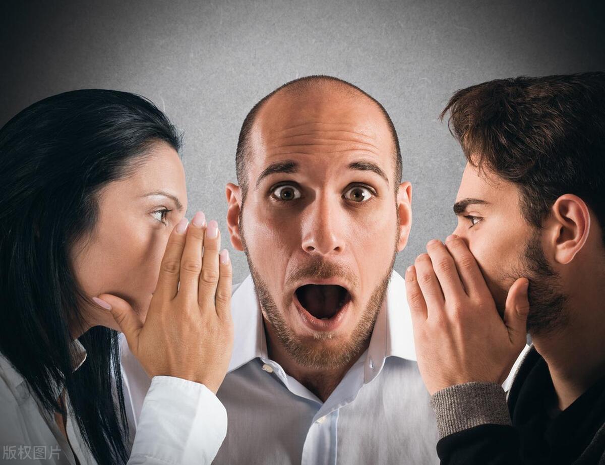 跟老板出差，他让我睡他房间，之后的事情让我觉得自己像个傻子