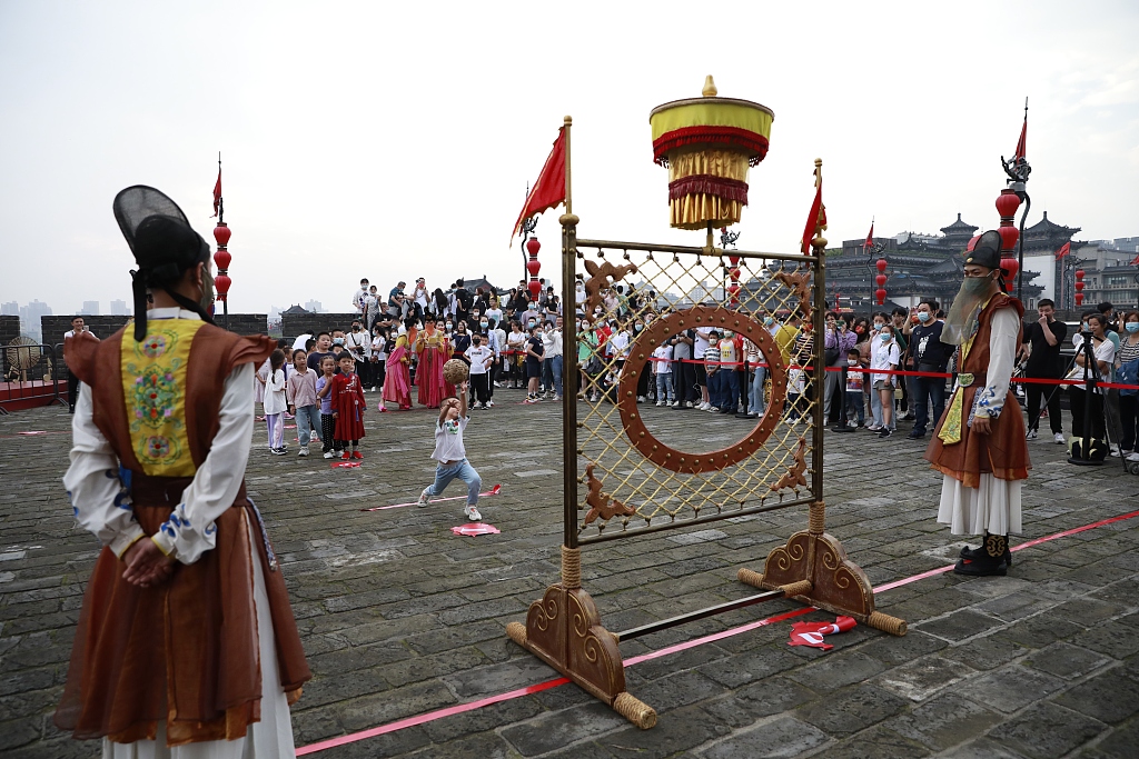 我国蹴鞠最早用什么做的,中国蹴鞠是足球的起源吗