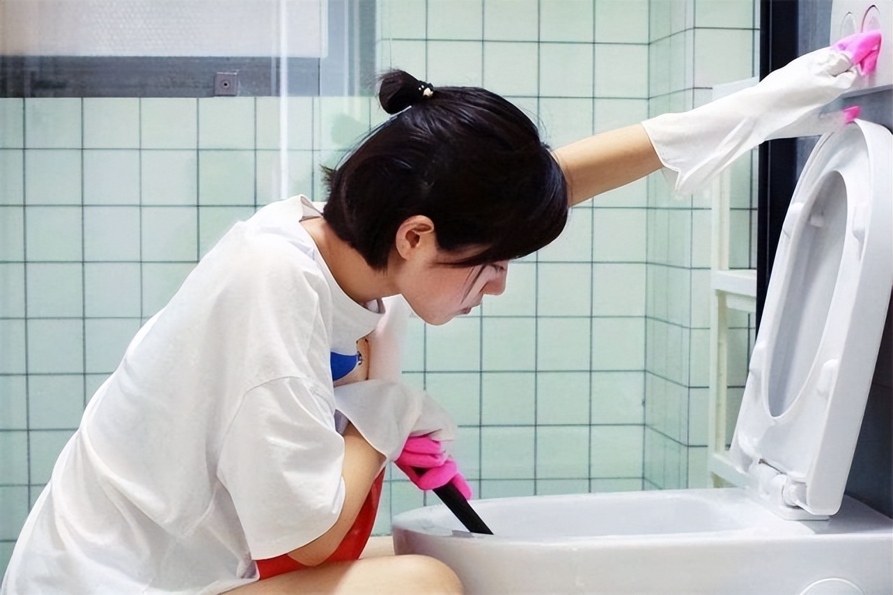 尿液颜色特别黄请问是怎么了,尿液发黄有恶臭是怎么回事