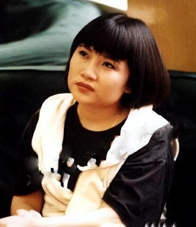 歌手李娜为何在巅峰时期出家,歌手李娜出家现状