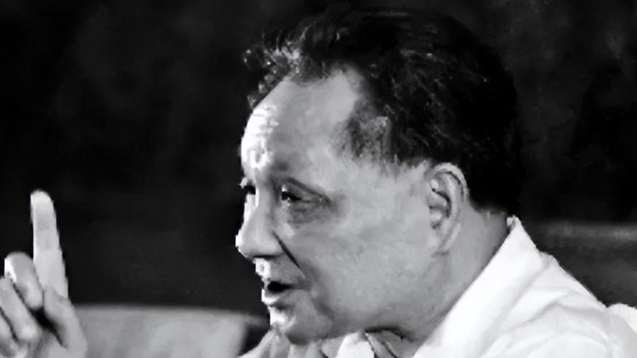 1977年美国务卿访华，谈及台湾问题时邓公放话：只给你们两个选择