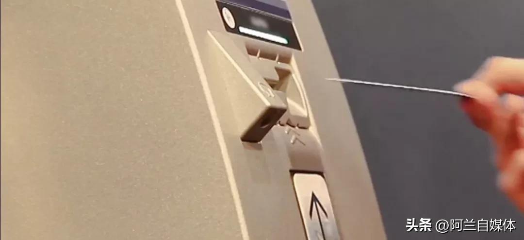 银行卡被吞卡怎么解决,存钱被自助存款机吞了后几天退回