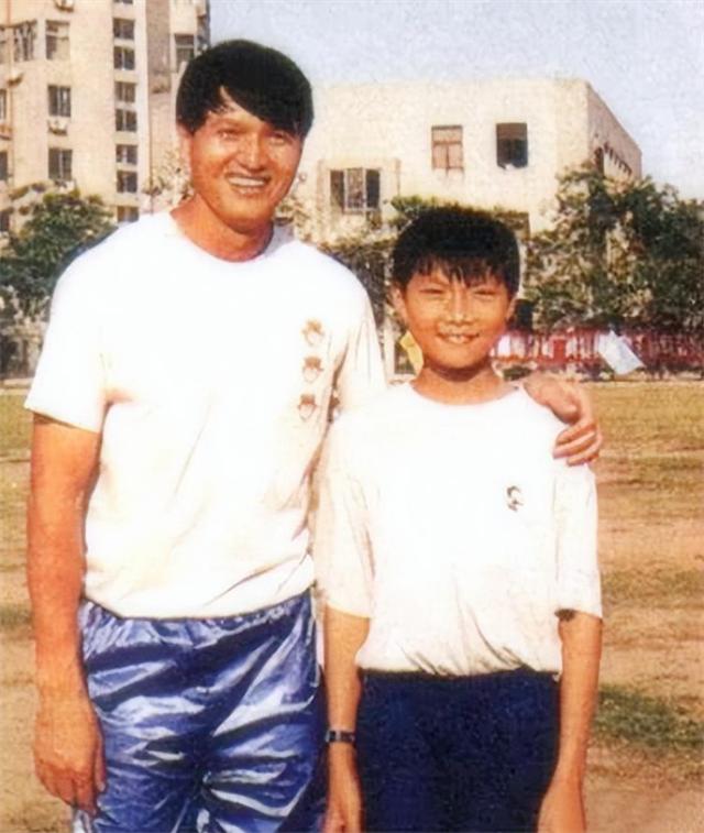 易建联娶巴西足球宝贝,易建联和荆灵爱情故事