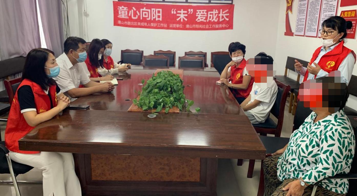 唐山丰润贫困儿童爱心资助,爱心救助显真情职工感恩送锦旗