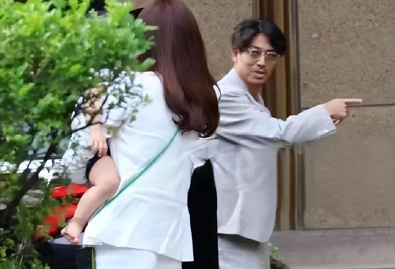 向佐夫妇参加家宴,向佐与郭碧婷甜蜜合照