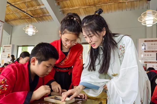 树叶为“剑”、挖土找虫，孩子们在“七彩研学”中自创新玩法