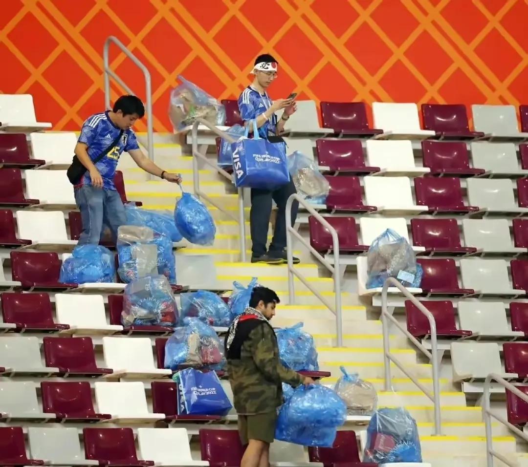日本球迷赛后再次捡垃圾,日本球迷捡垃圾不是一面照妖镜
