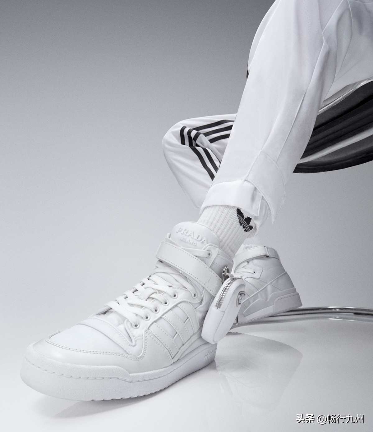 背着迷你包的Forum鞋、渔夫帽、运动服adidasPrada联名系列