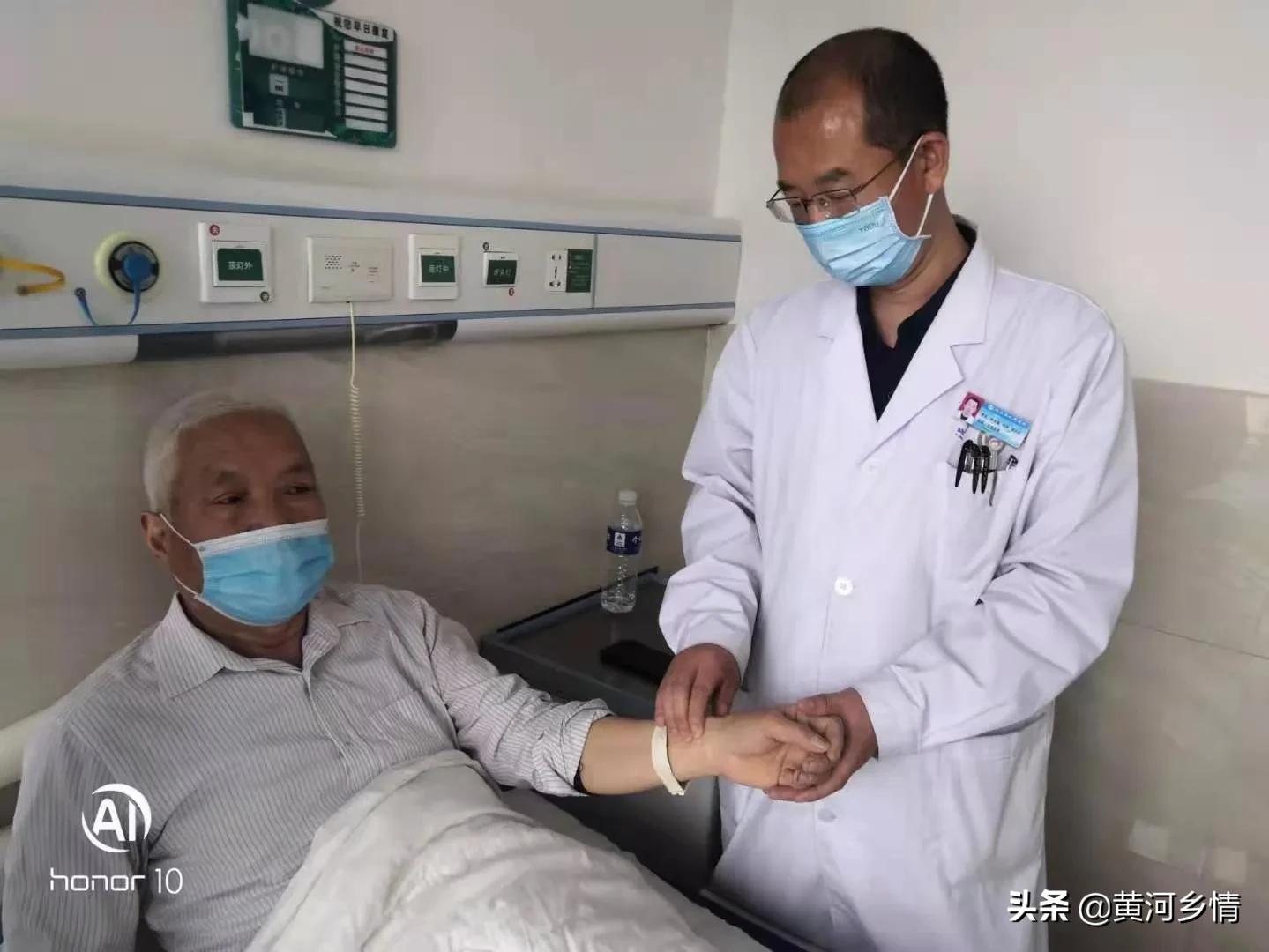 精心治疗暖人心病人感激送锦旗,宝丰县人民医院获患者感谢锦旗