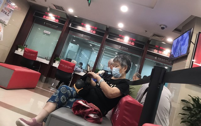 河北大爷的愤怒：在银行办事被VIP插队，顾客凭什么分三六九等！