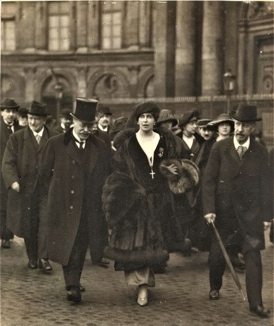 罗马尼亚末代皇后：18岁嫁王储，晚年被儿子驱逐，住在吸血鬼城堡