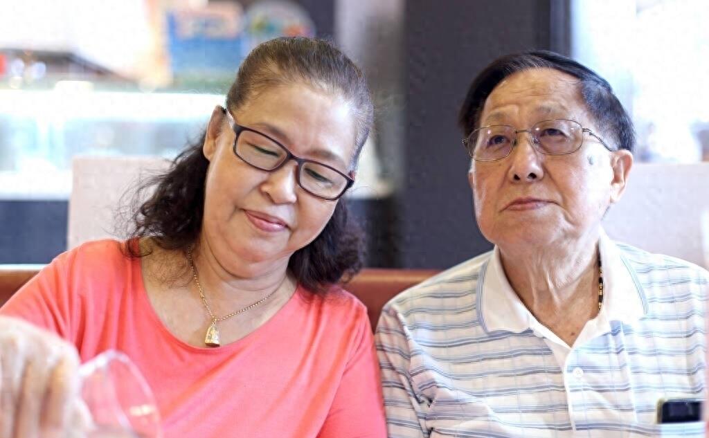 40岁，老光棍，隔壁新来的大妈故意走光，无意看到那抹黑色风景