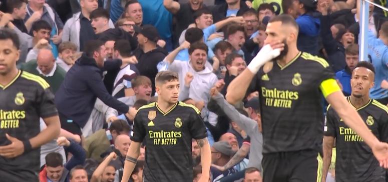 b席任意球破门沃克鼓掌,b席2分钟进球