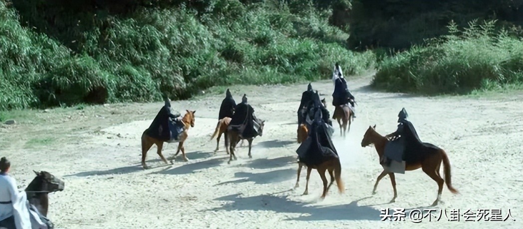 剧组为了省钱请大学生当群演,剧组节约成本演员不够跑龙套