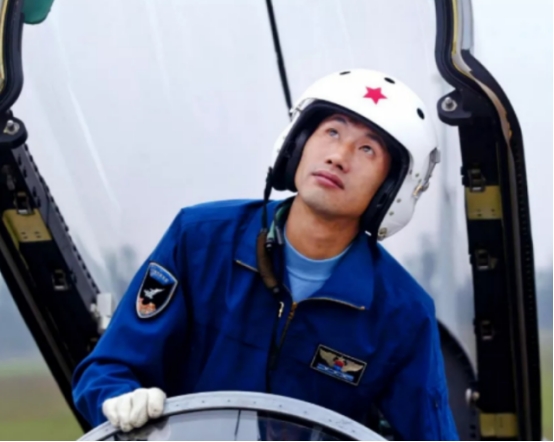 万米高空突然没油，中国试飞员放弃跳伞求生，8分钟避免上亿损失