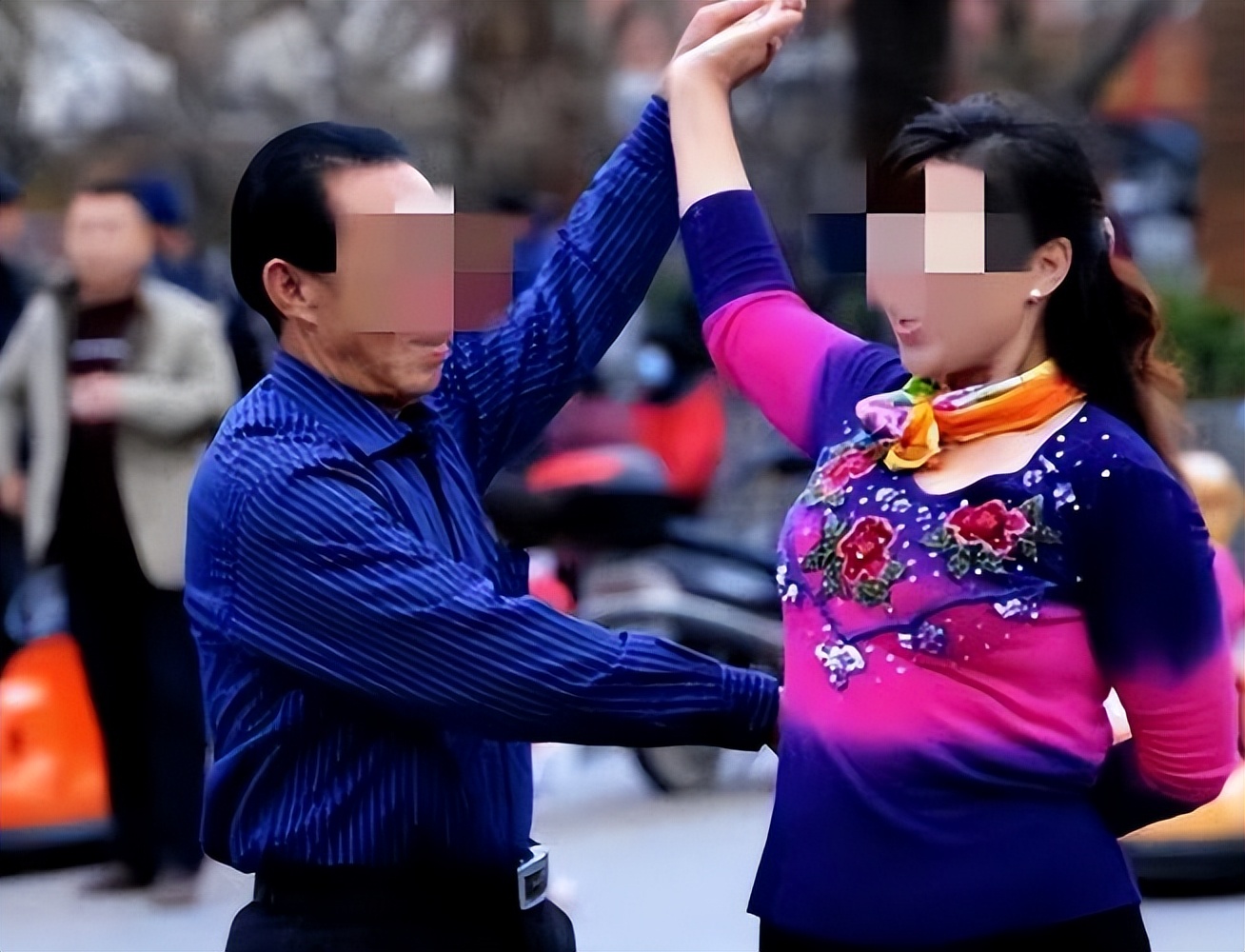 3个广场舞大妈,3位广场舞大妈