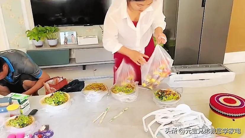 修理工修空调的辛酸,工人高温修空调女子请吃饭