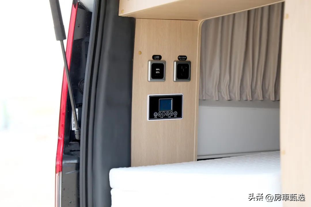 福特新全顺v362中轴低顶升顶房车,齐星全顺v362硬升顶房车