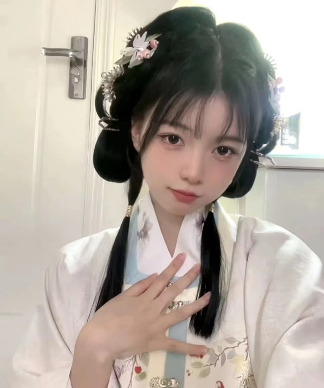 被汉服圈的“妆发”惊艳到了，比很多古装剧都用心，真好看