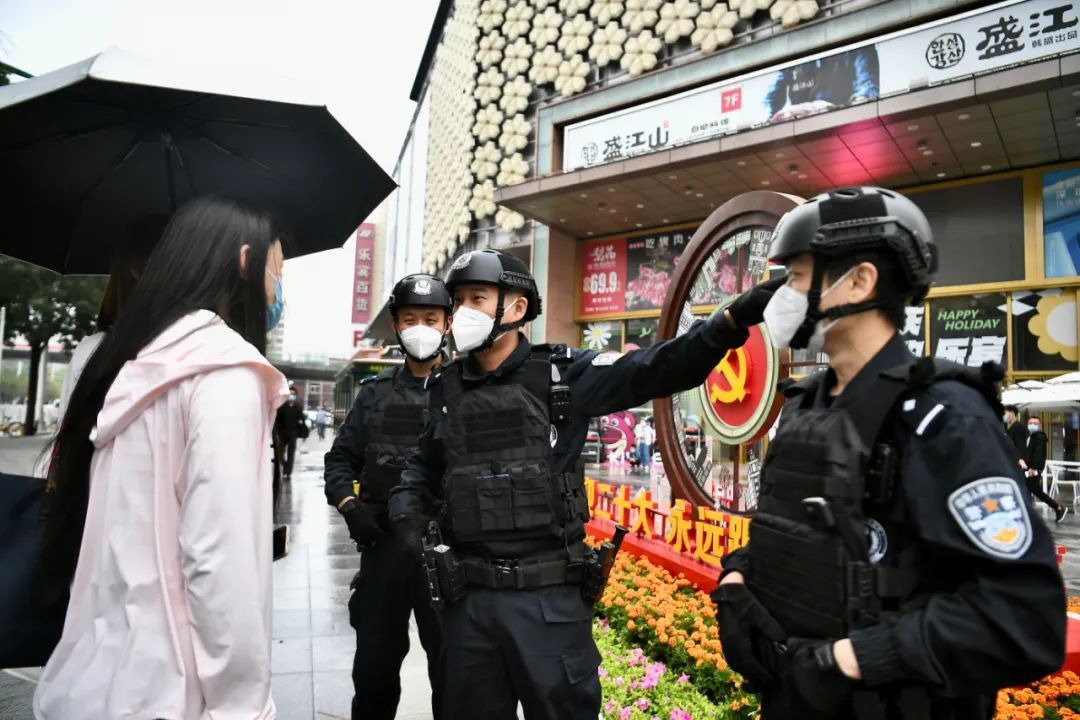公安春节我在岗坚守岗位保平安,忠诚履职勇担当冒雨执勤保畅通